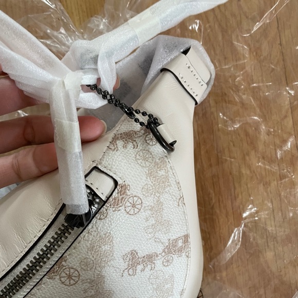 coach warren belt bag with horse and carriage - Picture 2 of 5